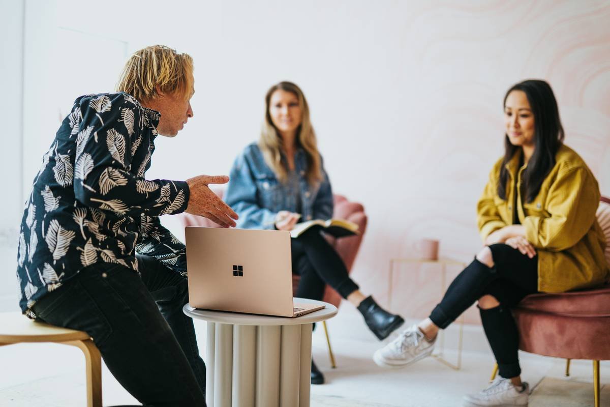 5 Client Engagement Tactics That Actually Convert Free Sign-Ups Into Paying Consulting Course Clients