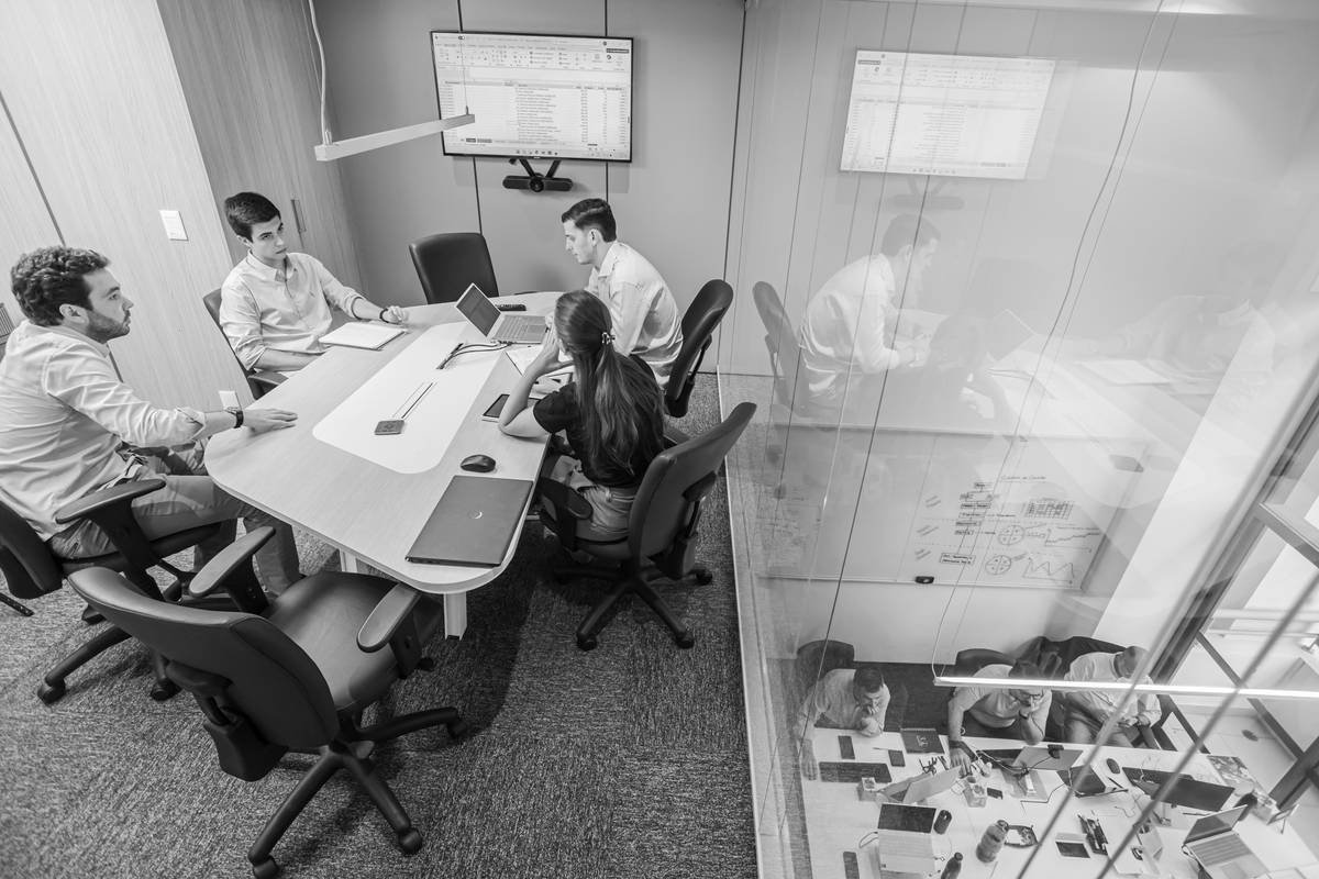Bar chart showing 68% of finance professionals fail first consulting case due to lack of financial modeling rigor
