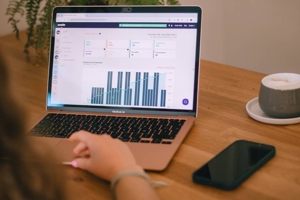 Bar chart showing consulting conversion rates: Free lead magnets yield 2-5% conversion; outcome-based funnels yield 15-22%. Source: HubSpot 2024 Consulting Benchmarks.