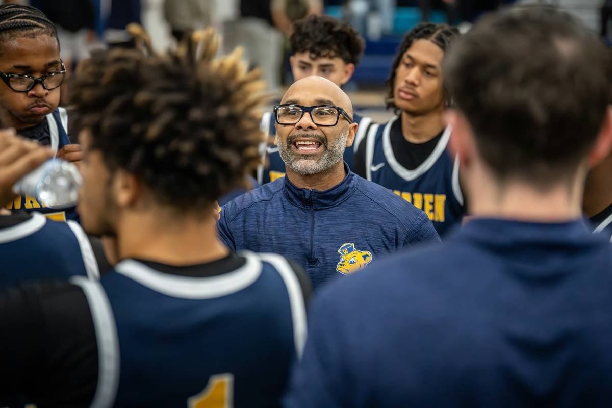 Bar chart showing financial consultants' outreach effectiveness: 74% struggle with inconsistent leads, 68% use generic templates, only 22% track conversion metrics