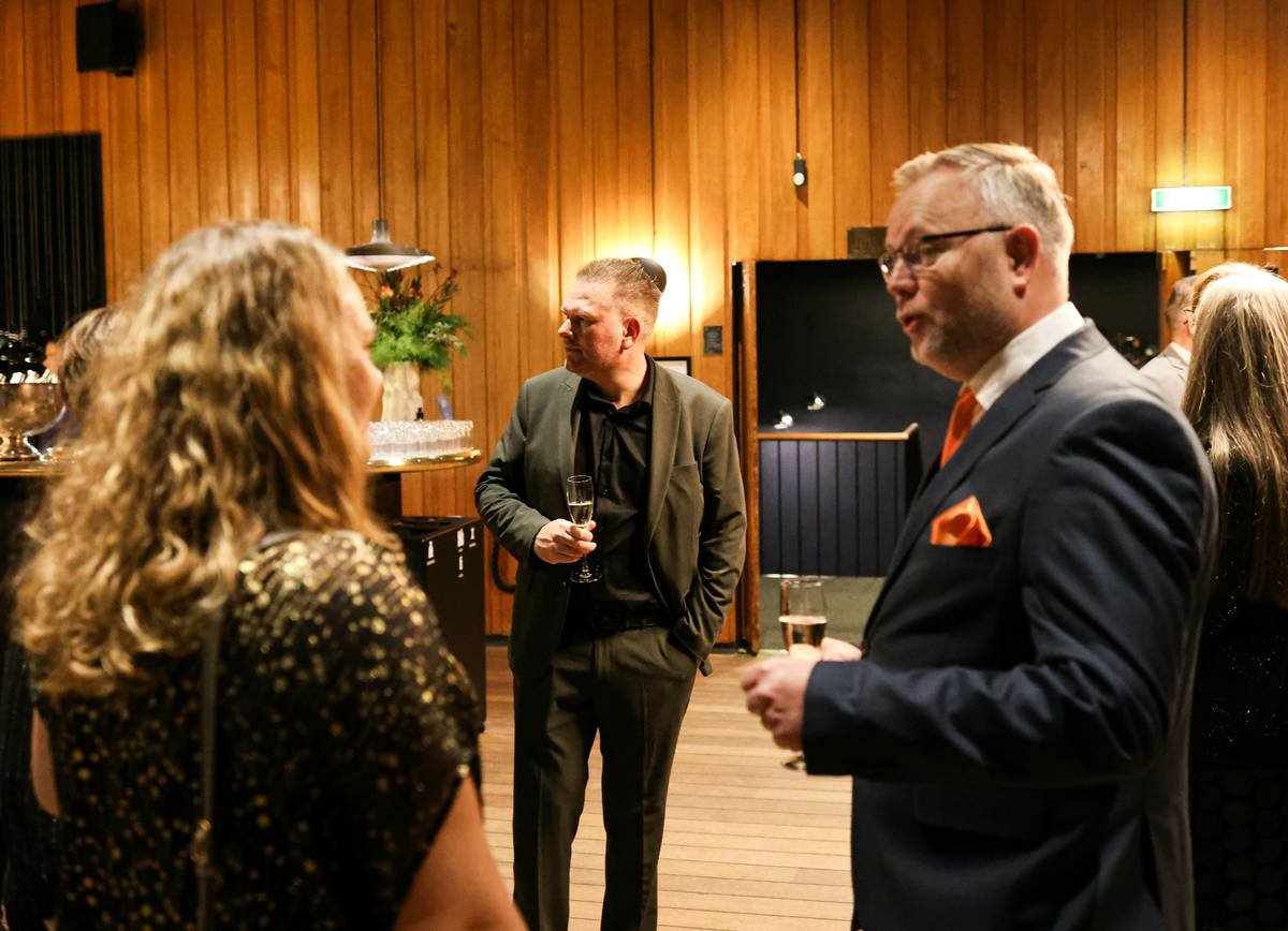 Bar chart showing response rates: generic outreach (3%), targeted outreach with personalized insight (22%), multi-touch sequence with case study (39%)