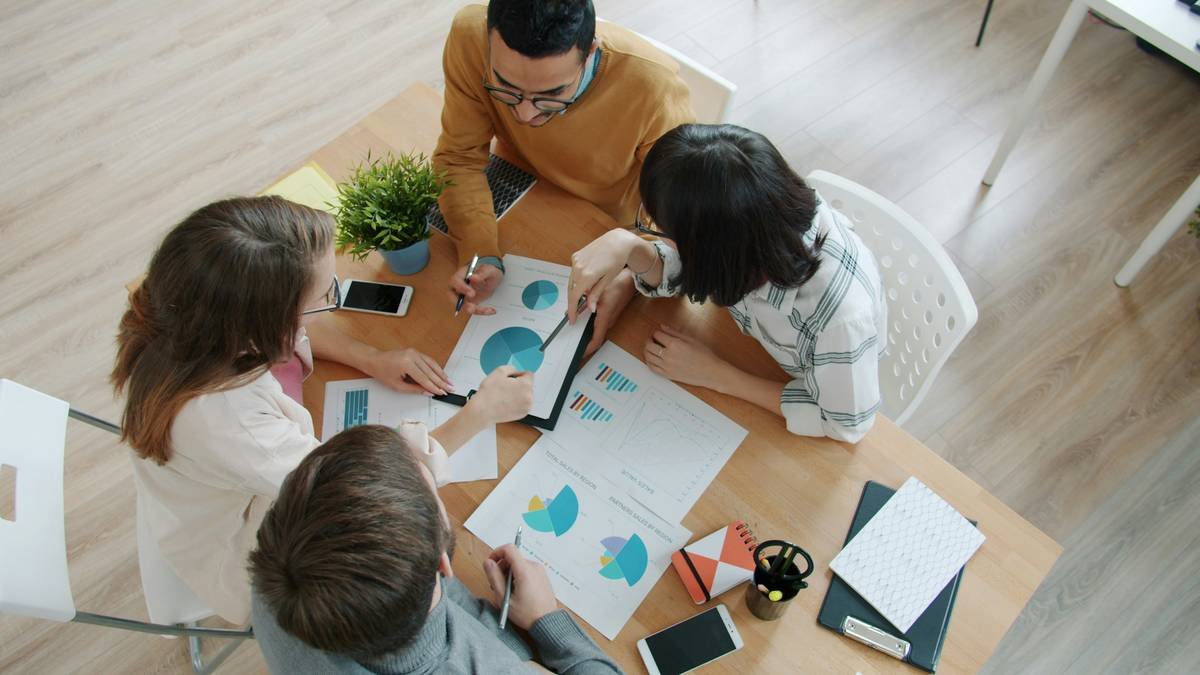 Infographic showing key metrics in financial consulting success stories: client acquisition cost ($127), average session price ($150), time to first paying client (14 days), niche specificity score (8.2/10)