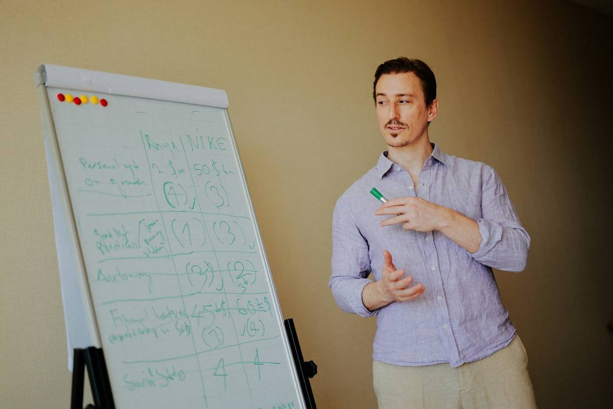 Why Your Consulting Course Isn’t Scaling (And How a Business Growth Framework Fixes It)