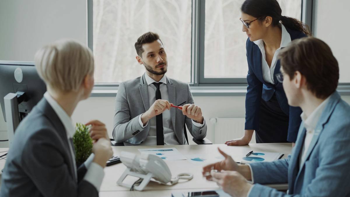 Infographic: 3 common mistakes in consulting case reviews - passive watching, ignoring process gaps, no feedback tracking