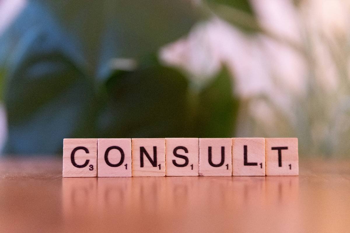 Infographic showing 4 core KPIs for consulting course success: completion rate, NPS, ROI per student, and referral rate